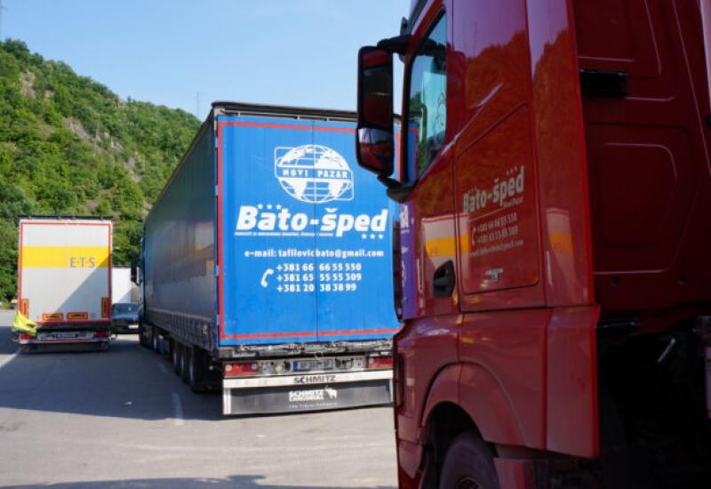 Milijunske štete zbog politike - Oko 700 kamiona čeka na ulazu Kosova